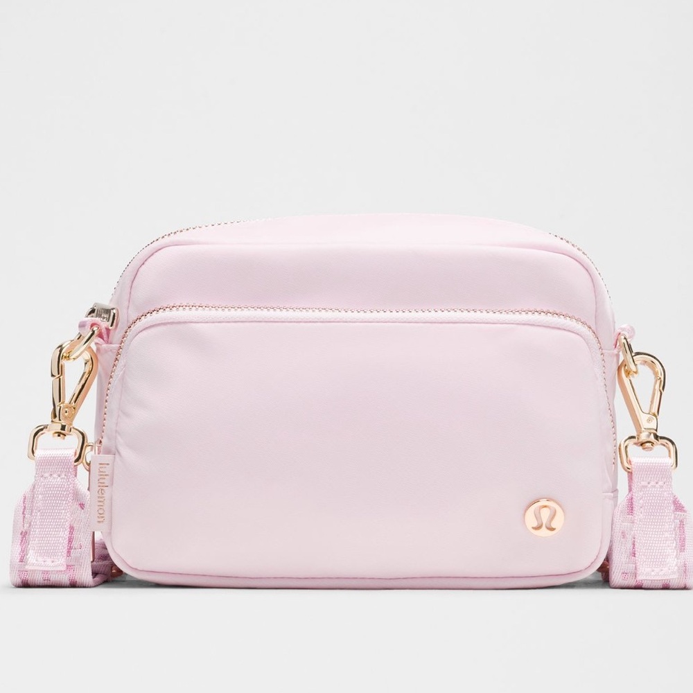 Lululemon Everywhere Crossbody Bag 2L L Monogram Metallic in Blissful Pink/Gold